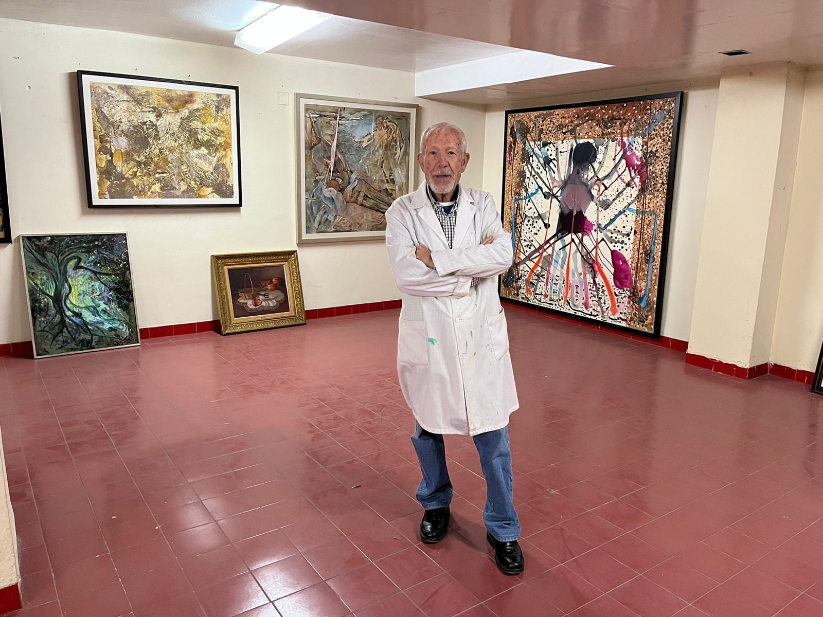 El pintor Sebastián Rosales, delante de algunas de sus obras, en Alcalá la Real.