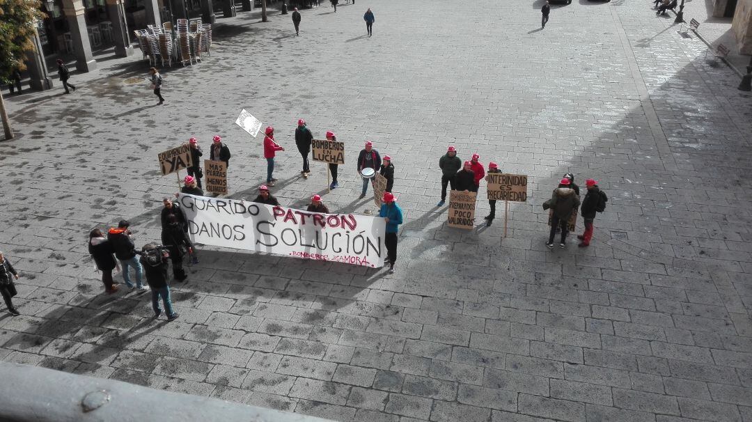 Protesta de los bomberos frente al Ayuntamiento de Zamora