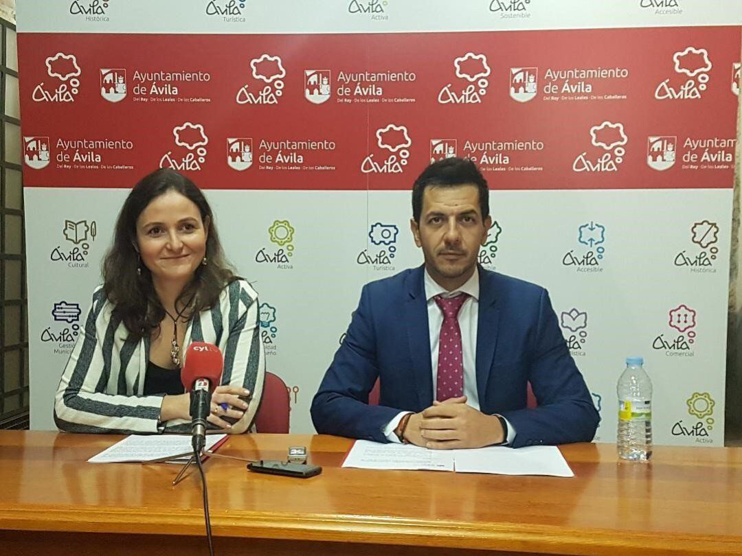 La teniente alcalde Sonsoles Prieto y el concejal Javier Martín en la rueda de prensa sobre Avila es Navidad.