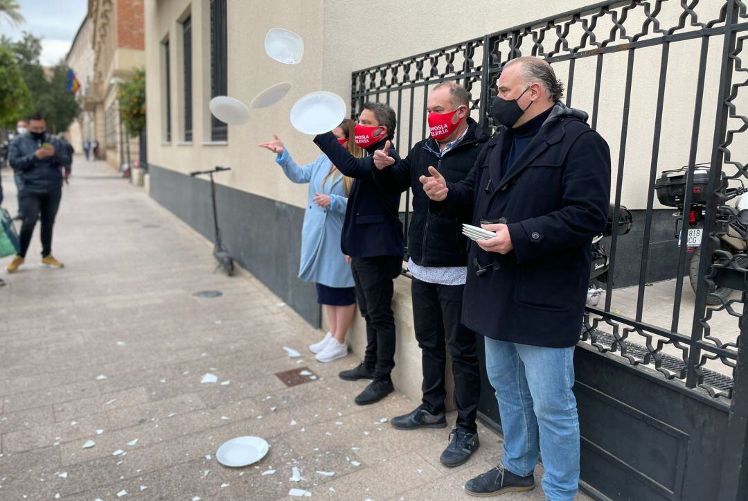 Imagen de la protesta simbólica del sector de la hostelería y de la restauración a las puertas de la Delegación del Gobierno de Murcia