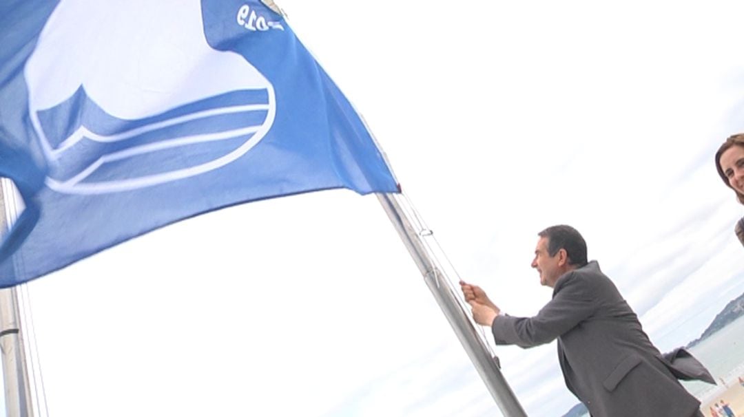 Abel Caballero iza la bandera azul en Samil 