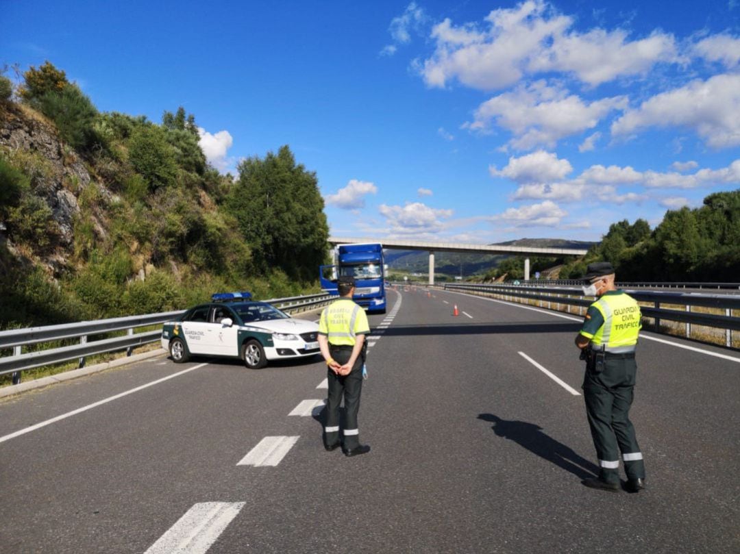 Agentes de la Guardia Civil preparados en un control de tráfico