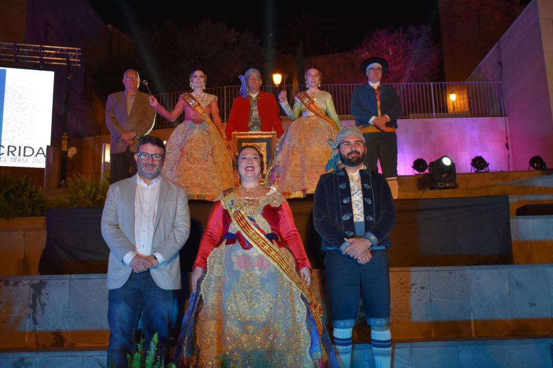 Las Falleras Mayores de Dénia con las llaves de la ciudad y el pregonero.