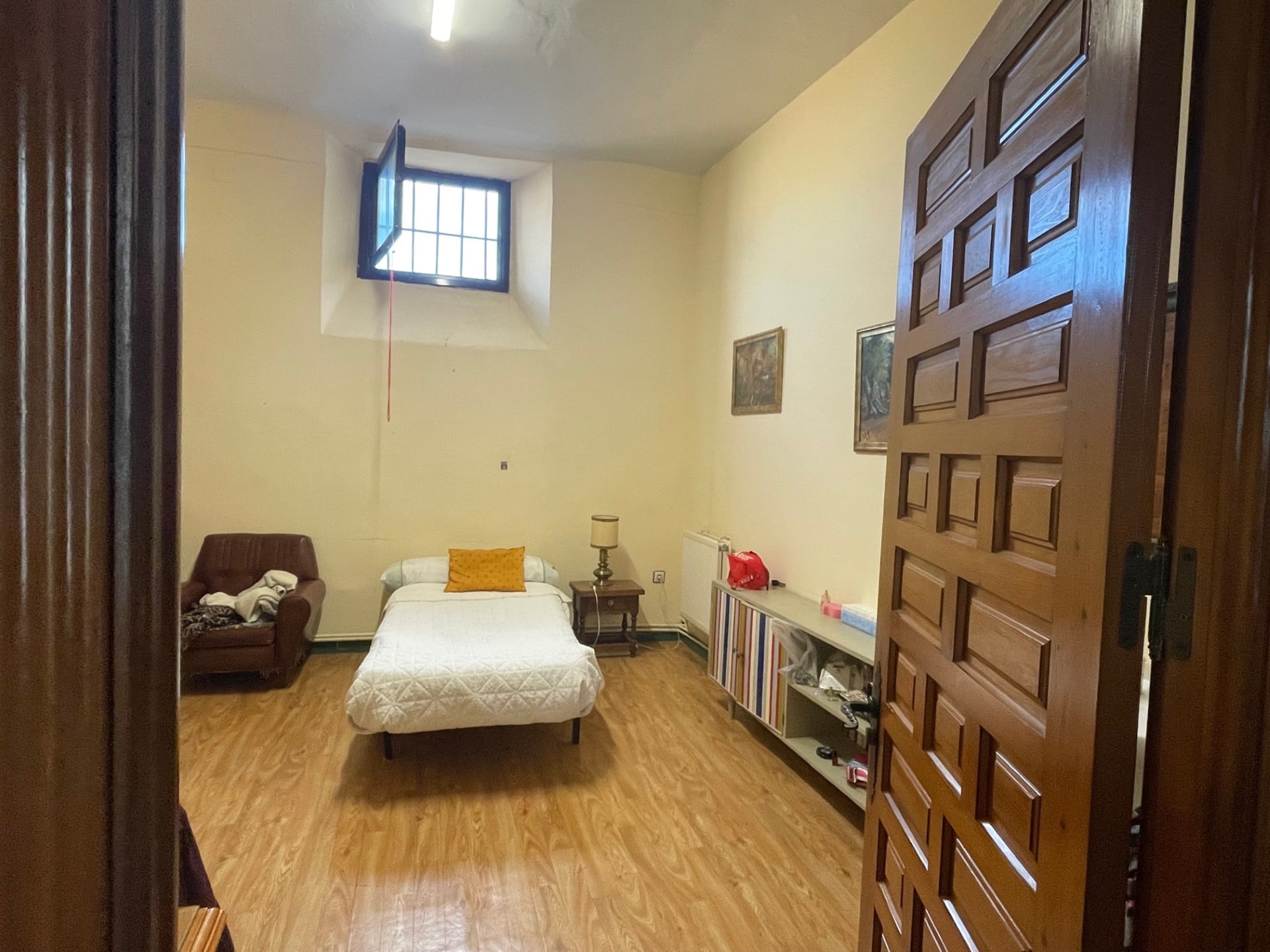 Una de las habitaciones del centro residencial para personas sin hogar de Cáritas Toledo