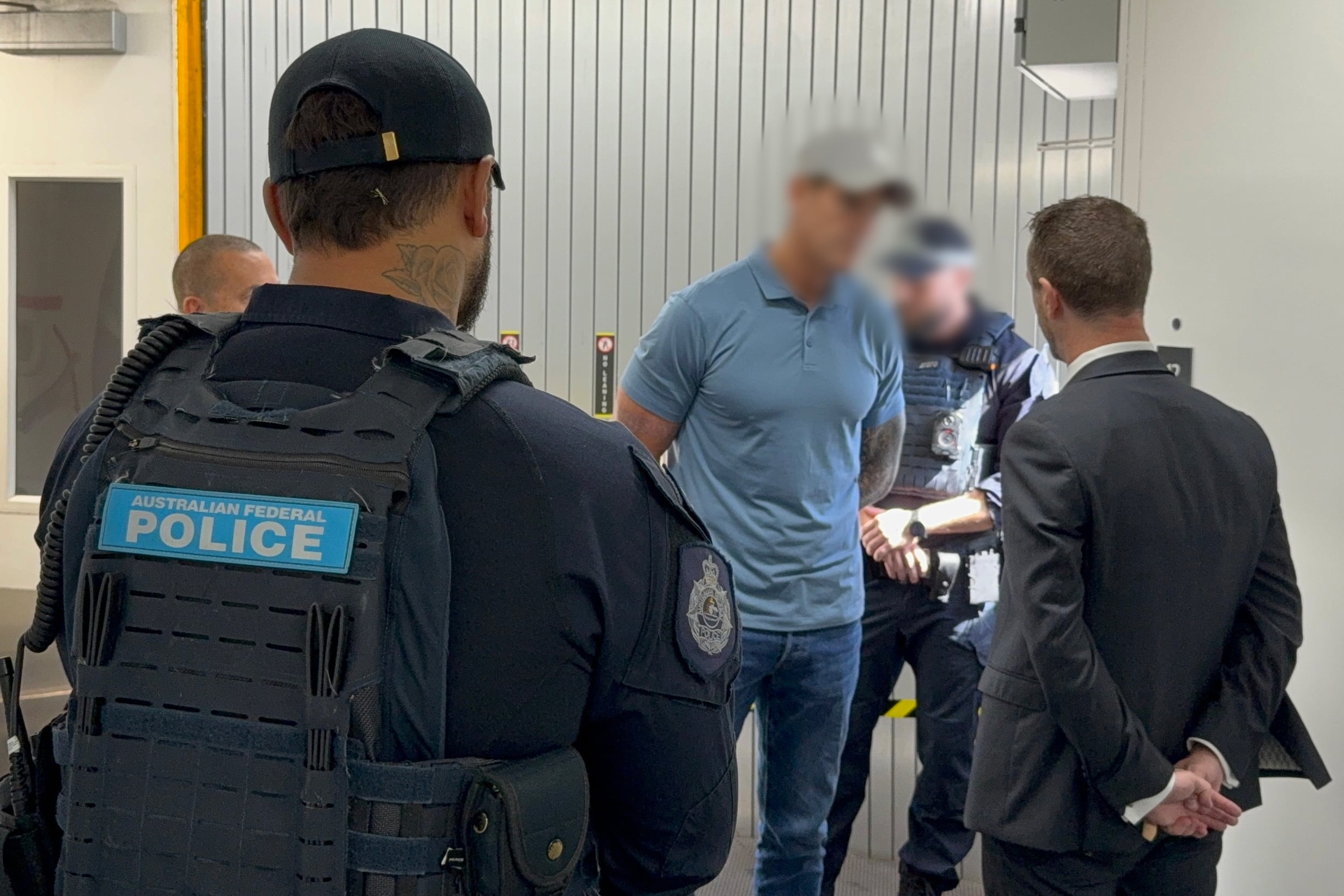 Fotografía cedida por las Fuerzas de Defensa de Australia que muestra al exmiembro de las Fuerzas de Defensa de Australia Ben Roberts-Smith (c), uno de los militares más condecorados del país.