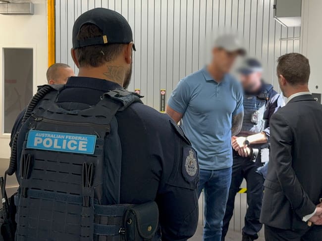 Fotografía cedida por las Fuerzas de Defensa de Australia que muestra al exmiembro de las Fuerzas de Defensa de Australia Ben Roberts-Smith (c), uno de los militares más condecorados del país.