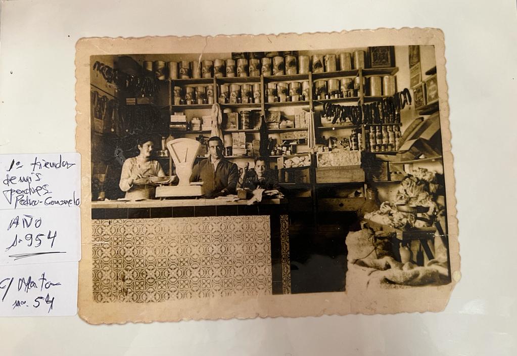 Los padres de Chelo tuvieron una tienda de ultramarinos en la calle Mata, 54 en el año 1954