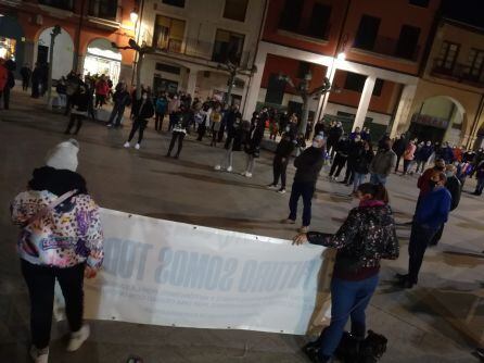 Alrededor de un centenar de personas participaron en esta concentración, debidamente distanciadas