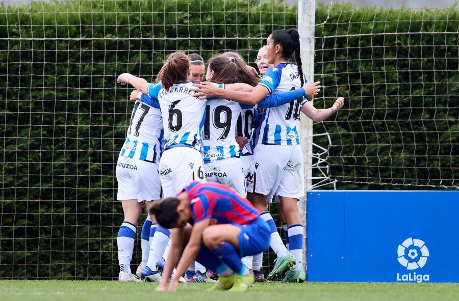 Las jugadoras de la Real celebran el gol de la victoria ante la desesperación armera