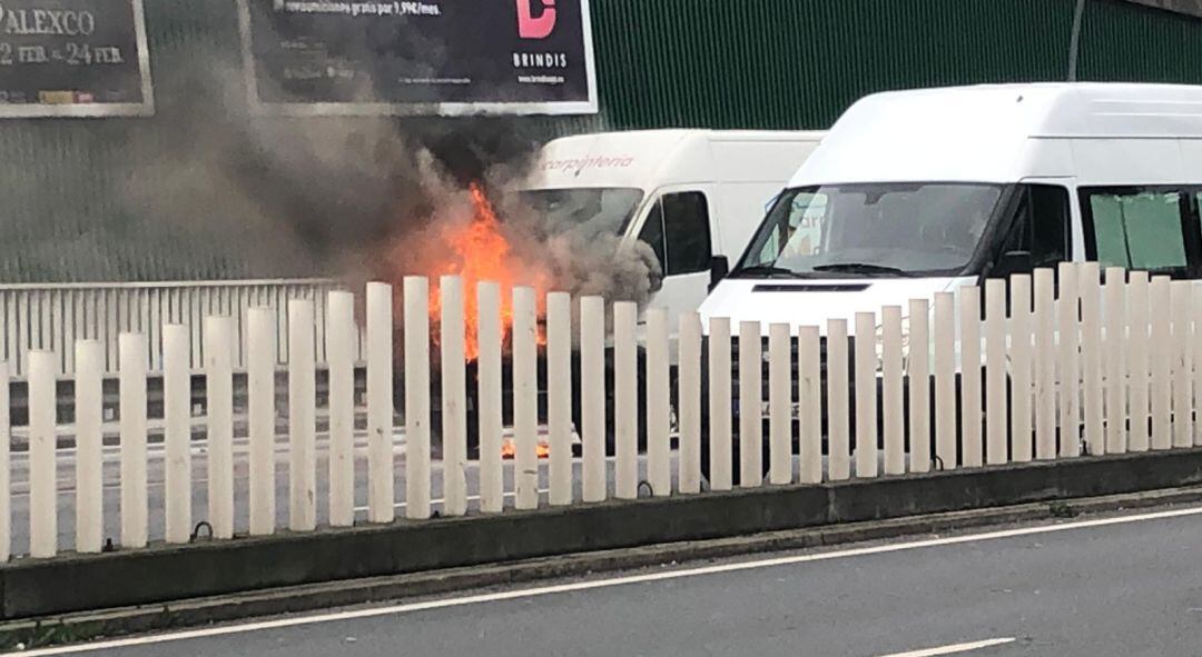 Furgón incendiado en Alfonso Molina