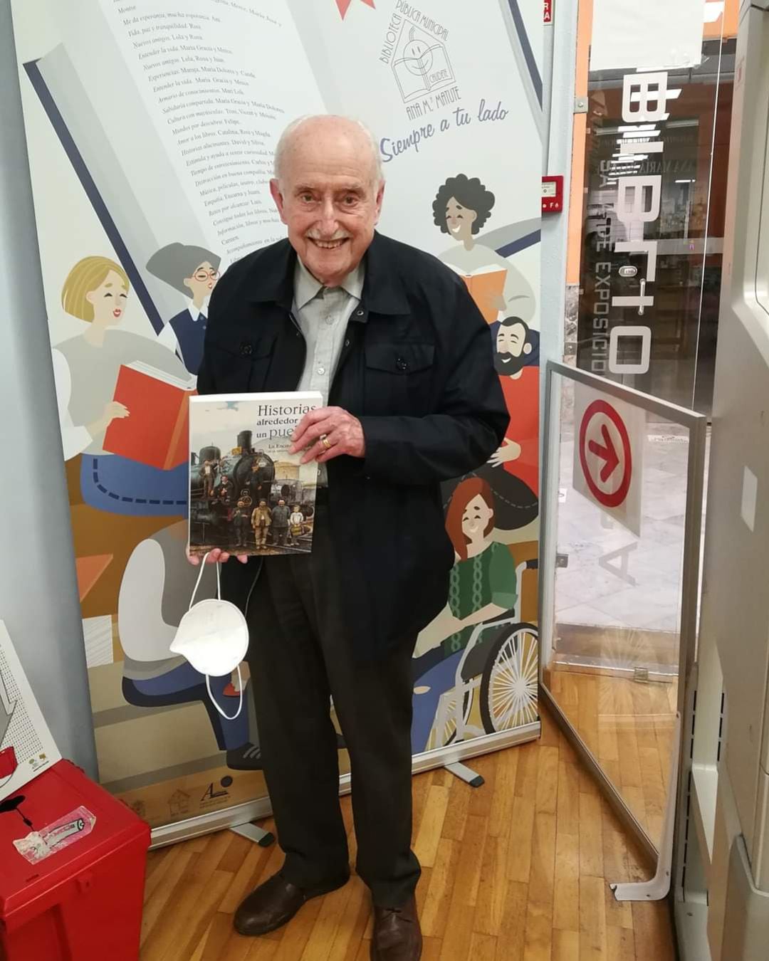 Pedro Más con un ejemplar de su libro