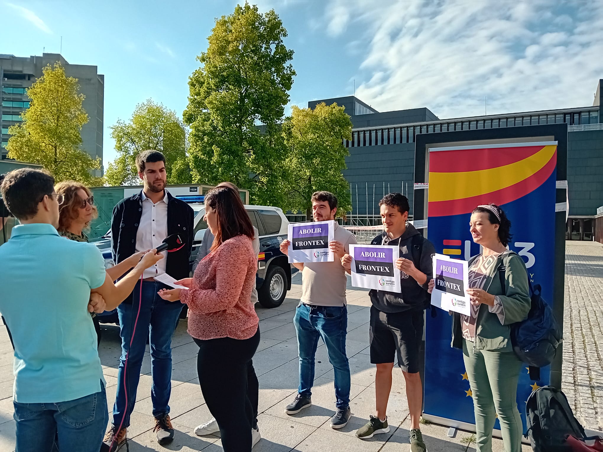 Frontex en Pamplona: &quot;Los Hombres de Negro de la UE&quot;, según Contigo Zurekin