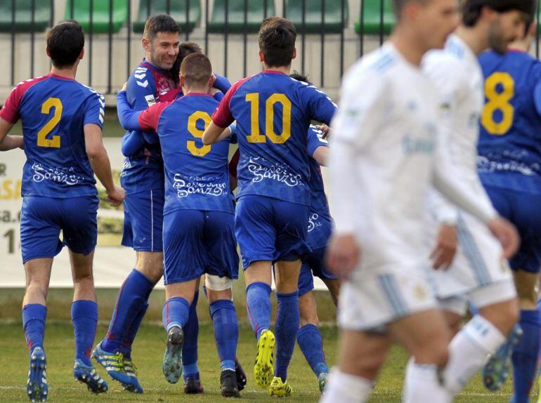 Anel celebra con sus compañeros el primer gol del partido