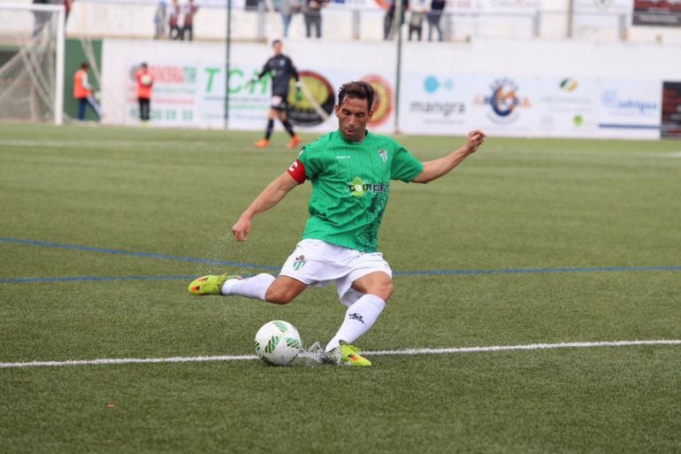 El capitán, Jonathan, durante una acción del partido captada por el CD Guijuelo. 