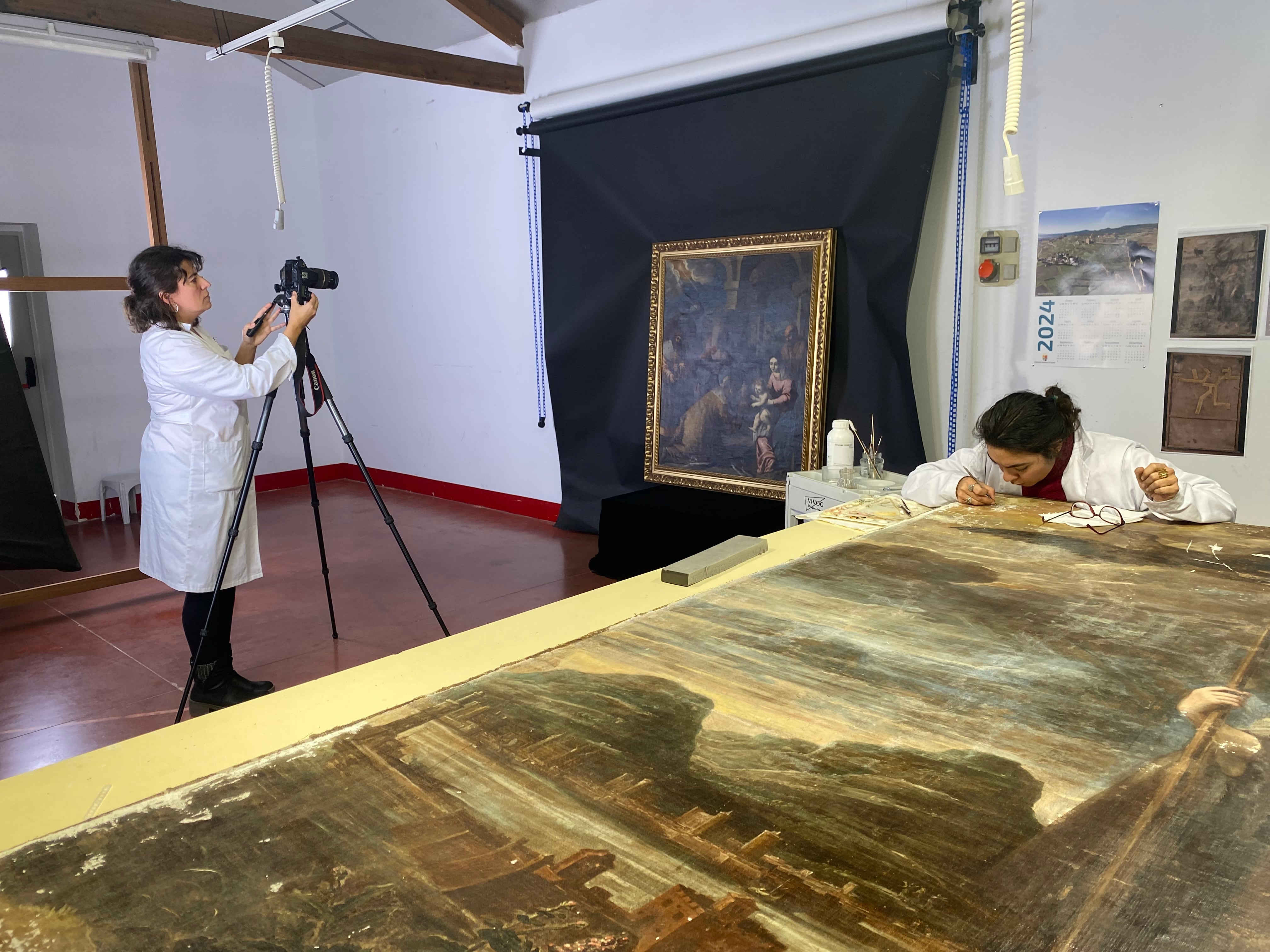 En primer plano, el cuadro de Santa Rosalía de Palermo; al fondo, listo para su entrega, una Epifanía destinada a la iglesia de Horcajo de Santiago.