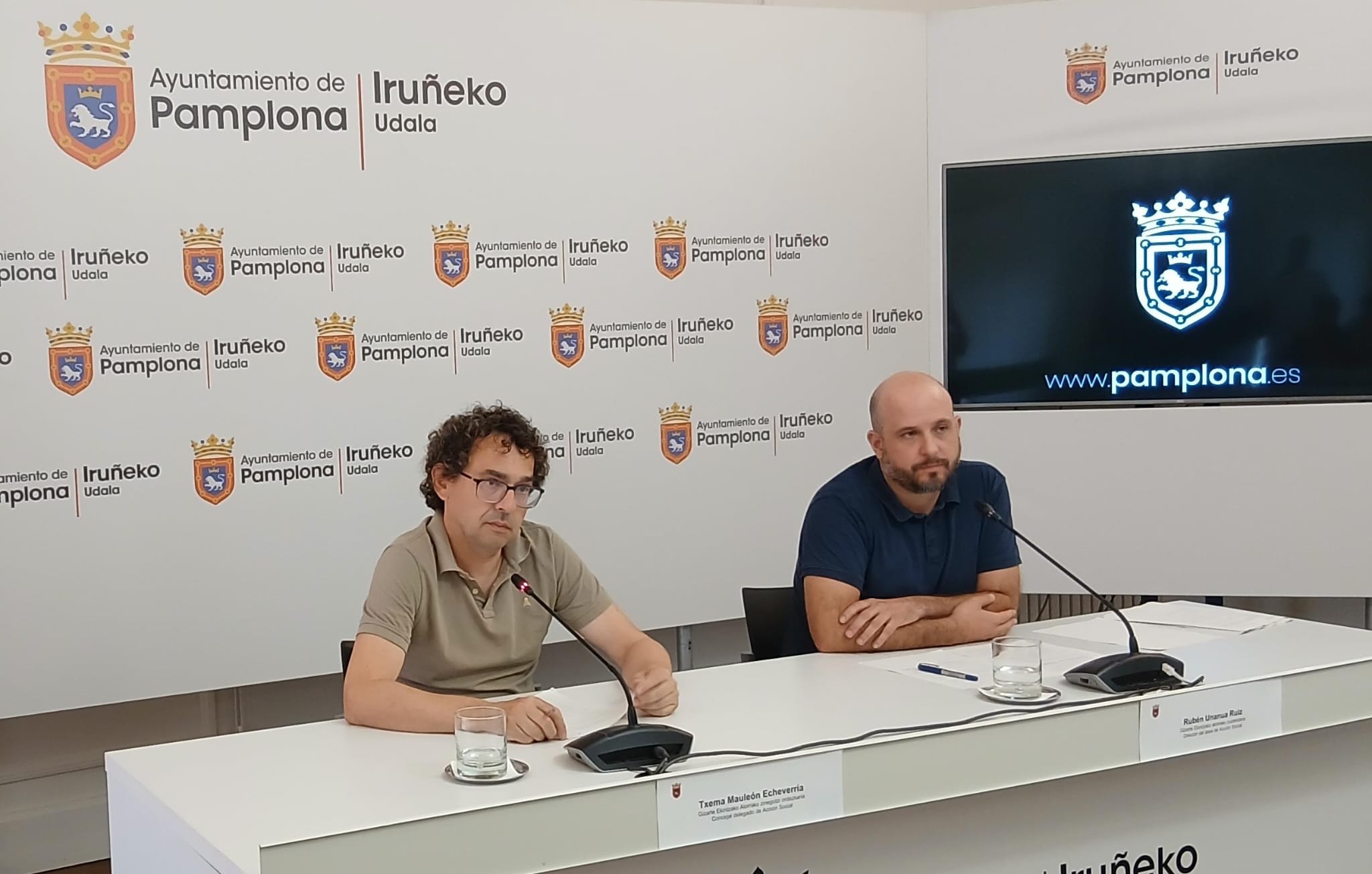 El concejal pamplonés Txema Mauleón, responsable de Acción Social, y Rubén Unanua, director de Servicios Sociales en el Ayuntamiento de Pamplona.