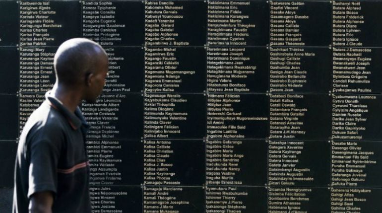 Un hombre observa los nombres de las personas asesinadas durante el genocidio en Ruanda