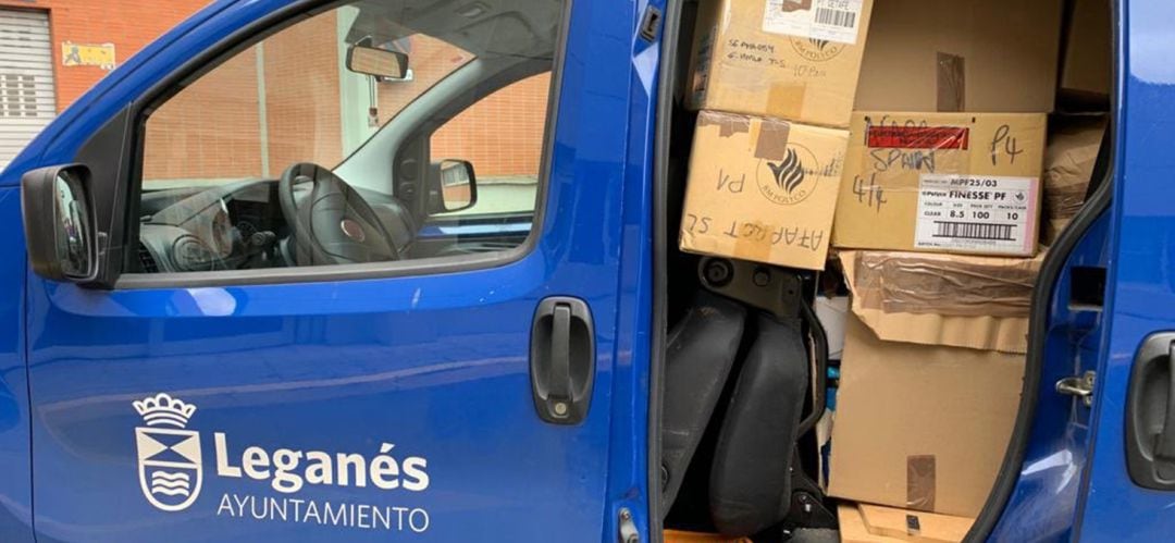 Las cajas con mascarillas y guantes para el Hospital deLeganés