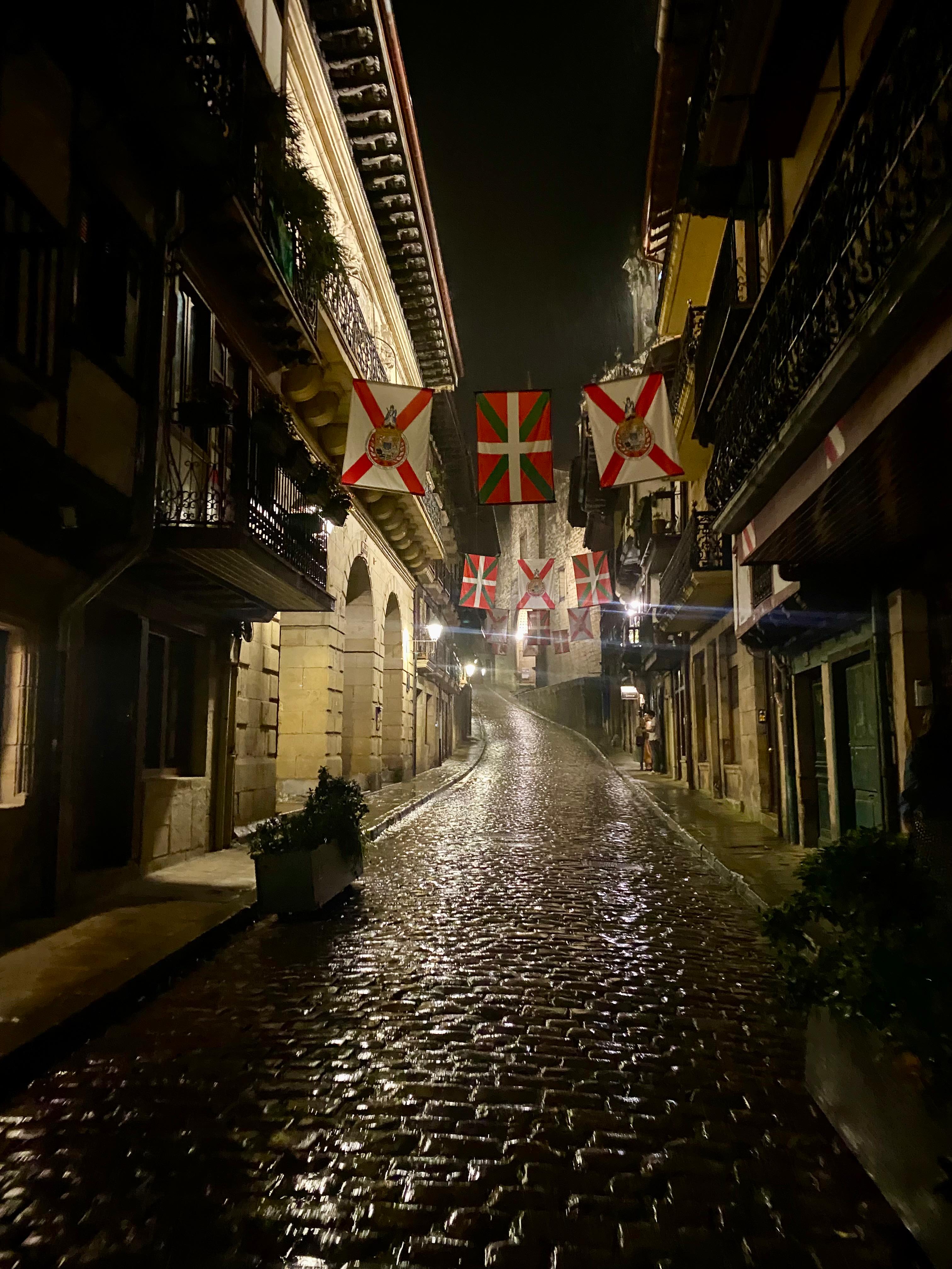 Calle Mayor de Hondarribia a la altura del ayuntamiento