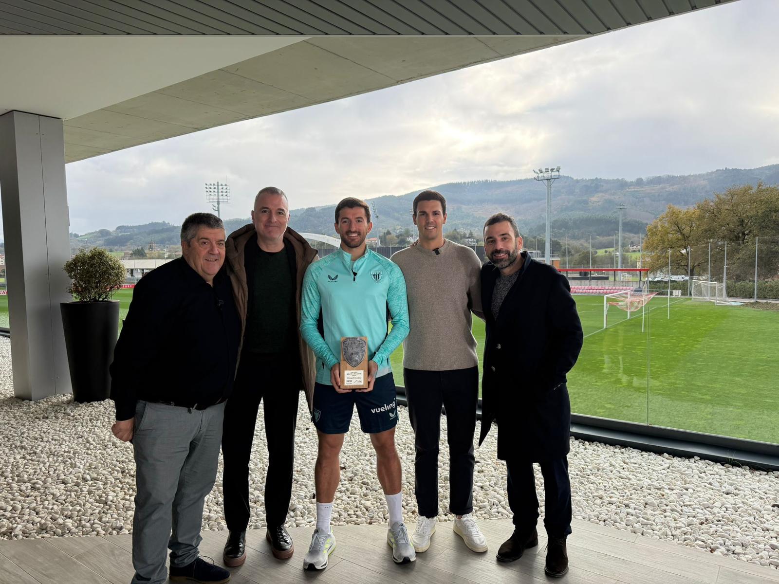 Dani Vivian ha recibido este jueves el premio de Radio Bilbao y Montajes Meccano al mejor jugador del Athletic de la pasada temporada