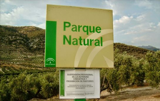 Cartel de prohibición de caza y pastoreo en el Parque Natural de Sierra Mágina, por el uso de cebos envenenados