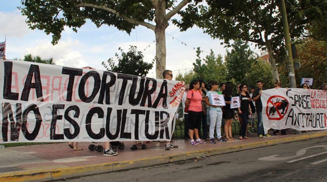 Sanse Antitaurino en una concentración protestando por los festejos taurinos en San Sebastián de los Reyes