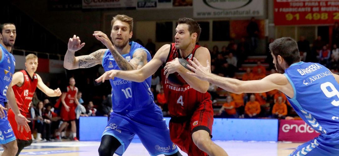 El ala pívot fuenlabreño del San Pablo Burgos Javier Vega (i) y el ala pívot norteamericano del Montakit Fuenlabrada Ian O&#039;Leary durante el partido de la decimotercera jornada de Liga disputado en el pabellón Fernando Martín de Fuenlabrada.