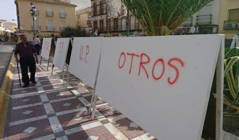 Espacios habilitados en la Plaza de España de Jódar (Jaén) para los carteles de propaganda electoral