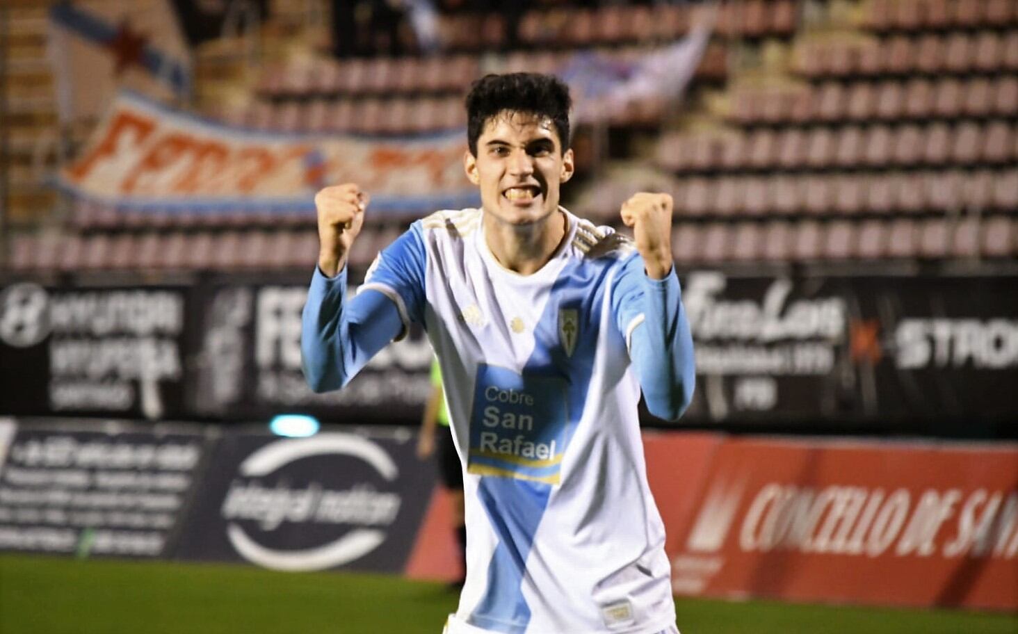 Darío celebra uno de sus tres goles al Real Avilés