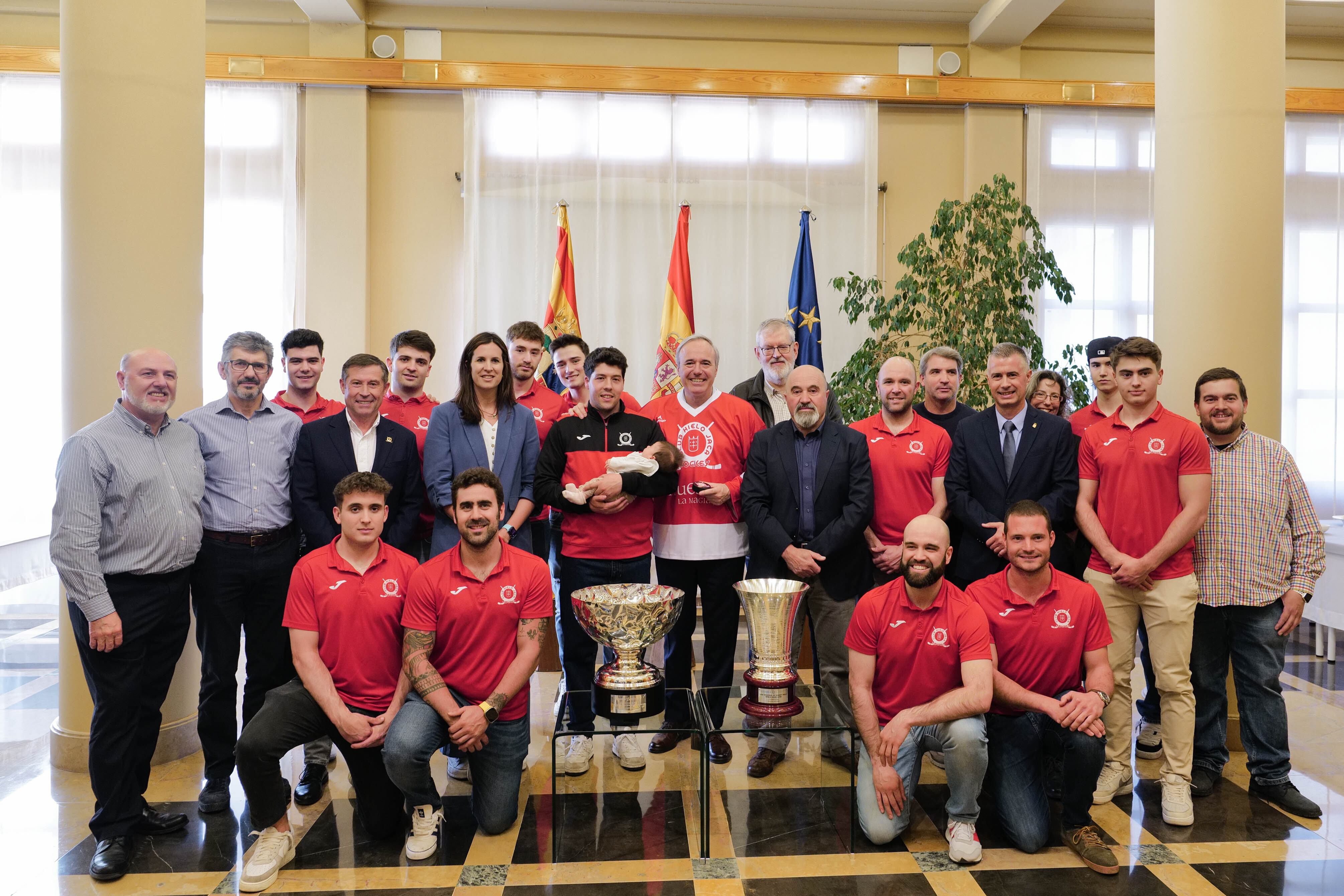 El presidente de Aragón posa con la camiseta del equipo en la recepción al Club Hielo Jaca.Fabián Simón