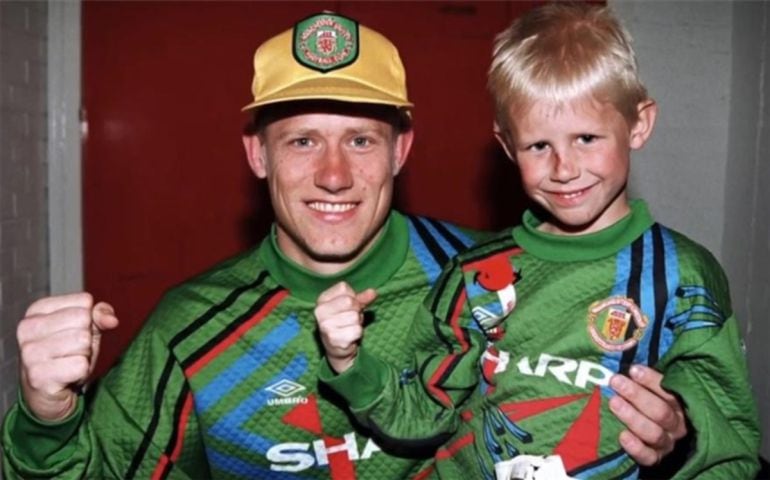 Un joven Peter Schmeichel con su hijo Kasper en una foto de archivo 