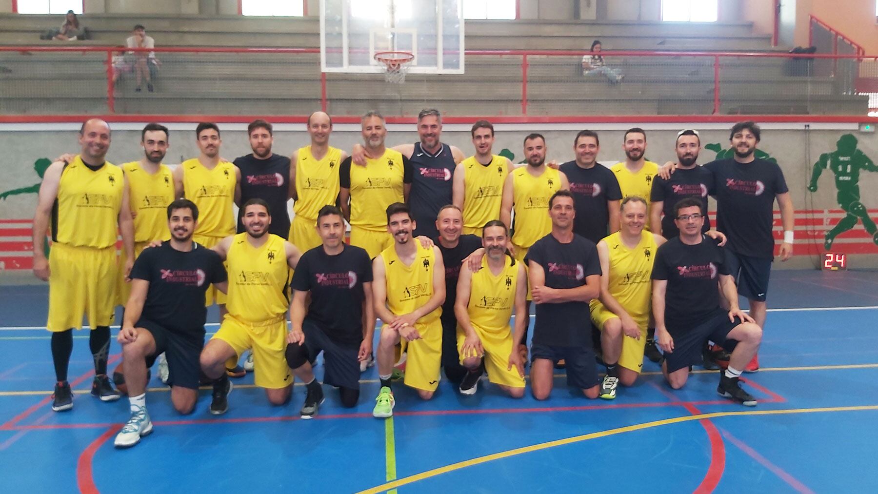 Los jugadores de los dos equipos antes de empezar el tercer partido de la final de liga