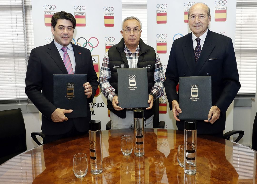 El alcalde de Alcorcón, David Pérez, junto al presidente del Comité Olímpico Español, Alejandro Blanco y el de la Real Academia Olímpica, Conrado Durántez