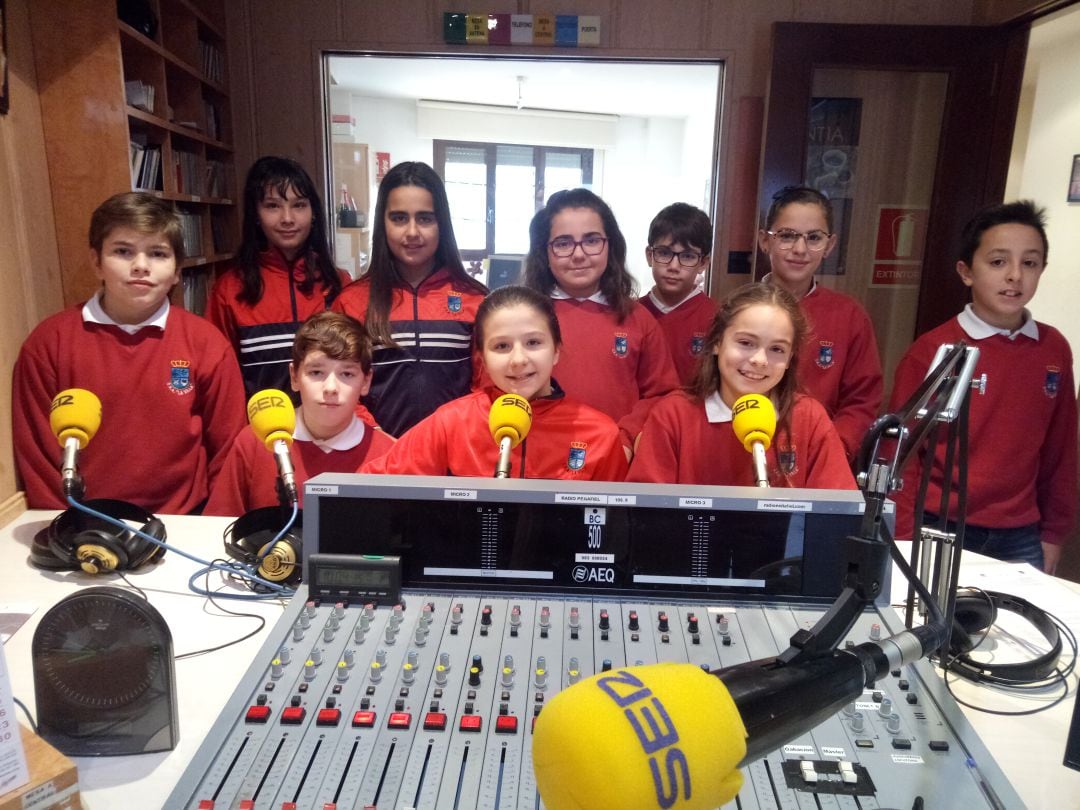 Alumnos del CRA La Villa durante la lectura de artículo de la Constitución en Radio Peñafiel