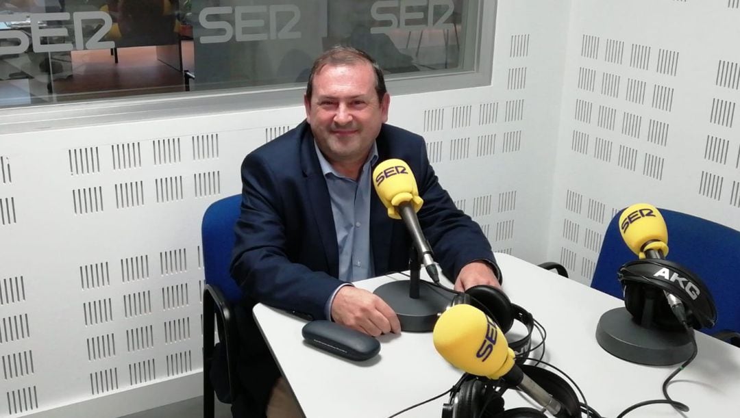 El concejal de educación, Adolfo Muñiz, en los estudios de Radio Puertollano Cadena SER