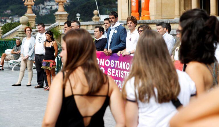 El alcalde donostiarra, Eneko Goia, centro, durante la concentración convocada hoy por el Ayuntamiento de San Sebastián para expresar su repulsa a los &quot;episodios de violencia machista&quot; ocurridos en el primer fin de semana de las fiestas de Semana Grande. 