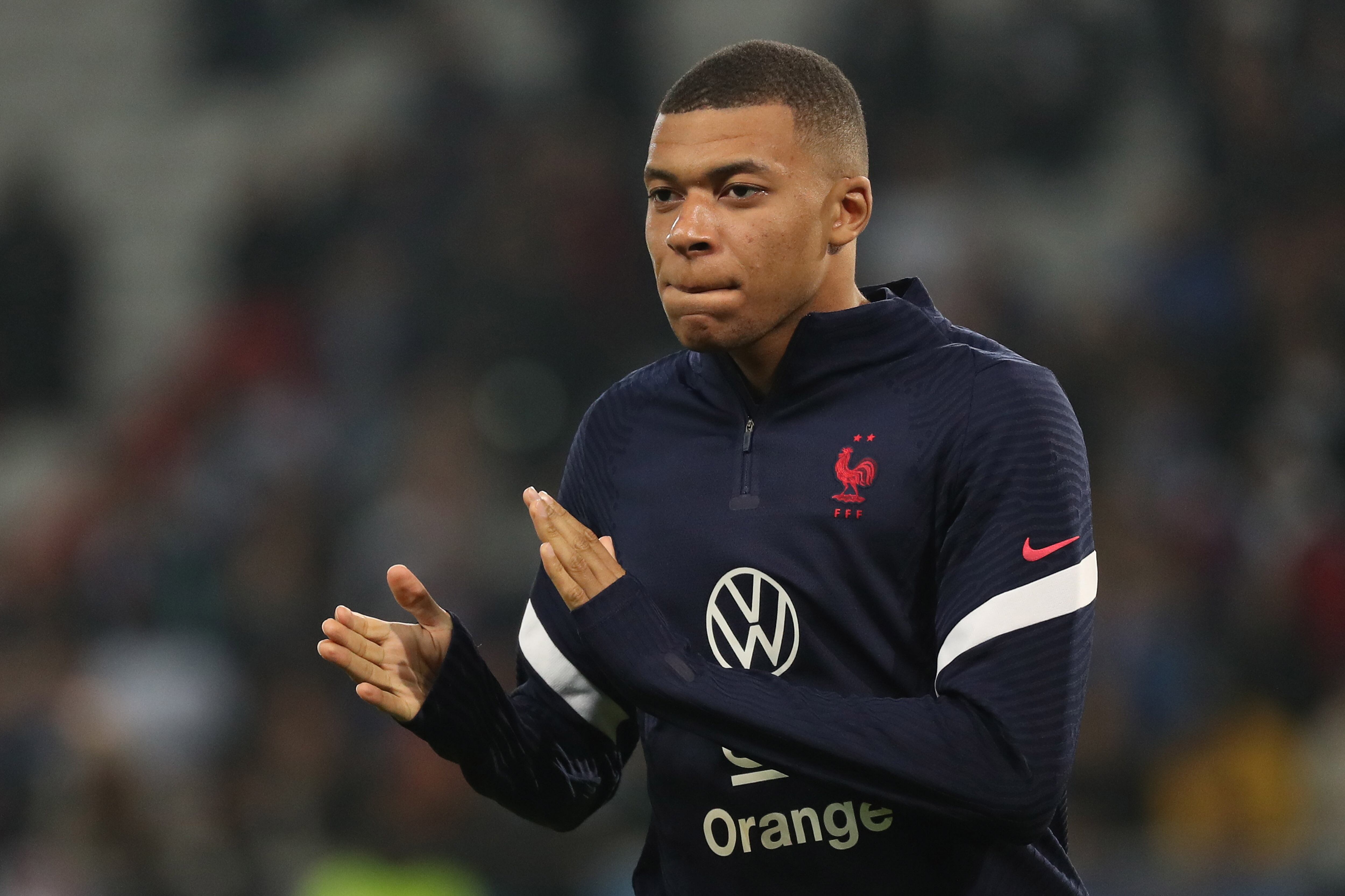 Mbappé, calentando con la selección francesa