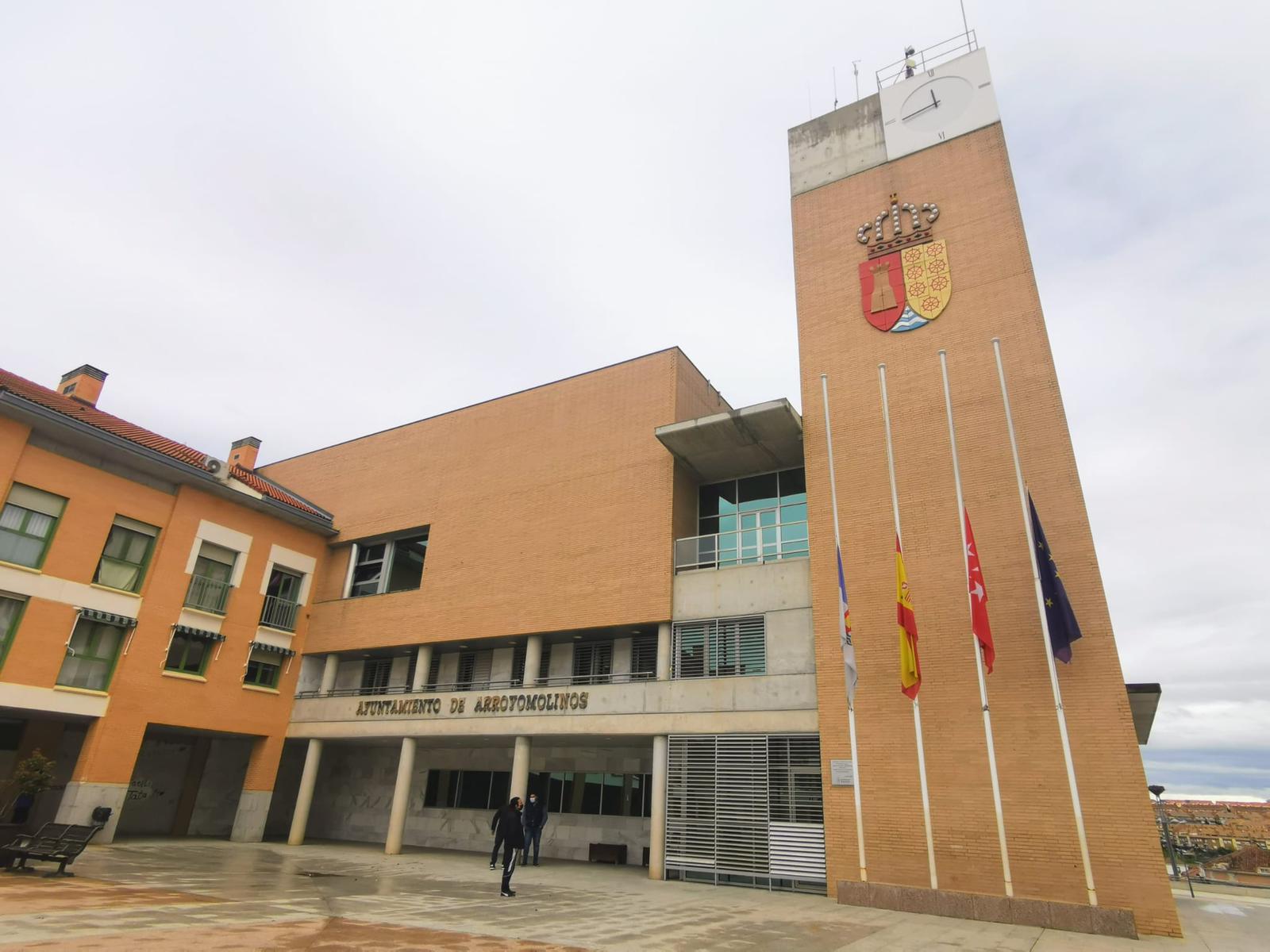 Fachada del ayuntamiento de Arroyomolinos con las banderas a media hasta