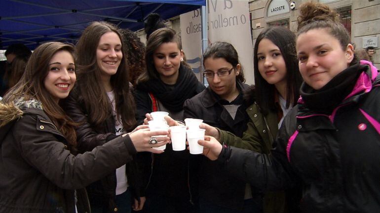 Un grupo de viguesas brinda con un vaso de agua en el Día Mundial del riñón