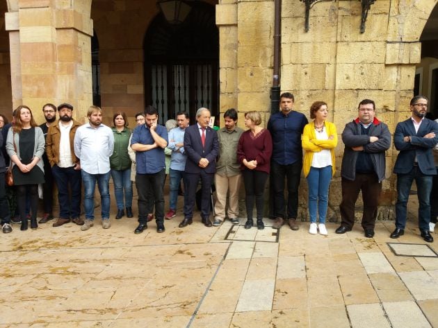 La corporación municipal y miembros de Podemos Asturies arropan al concejal de Urbanismo y Licencias, Ignacio Fernández del Páramo, del grupo Somos, amenazado por alguien que dejó en el ayuntamiento una bolsa con un cuchillo y una nota amenazante.