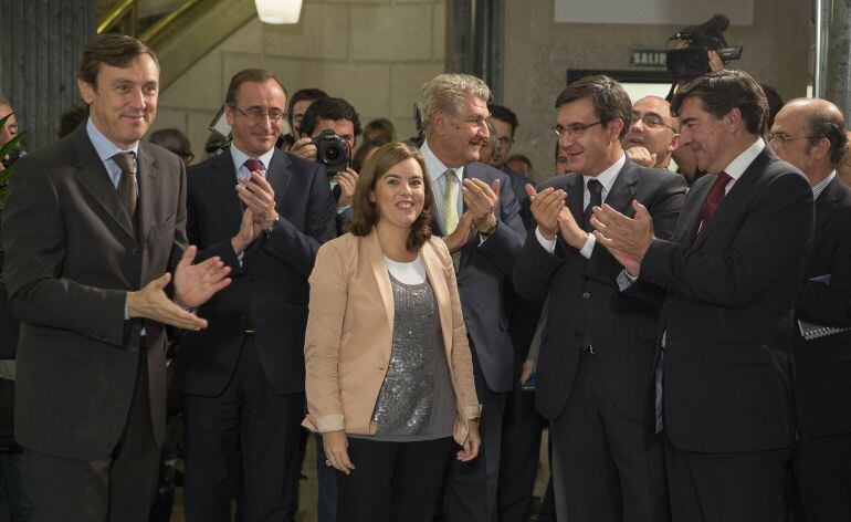 Soraya Sáenz de Santamaría recibe aplausos tras presentar el balance de legislatura en el Congreso 