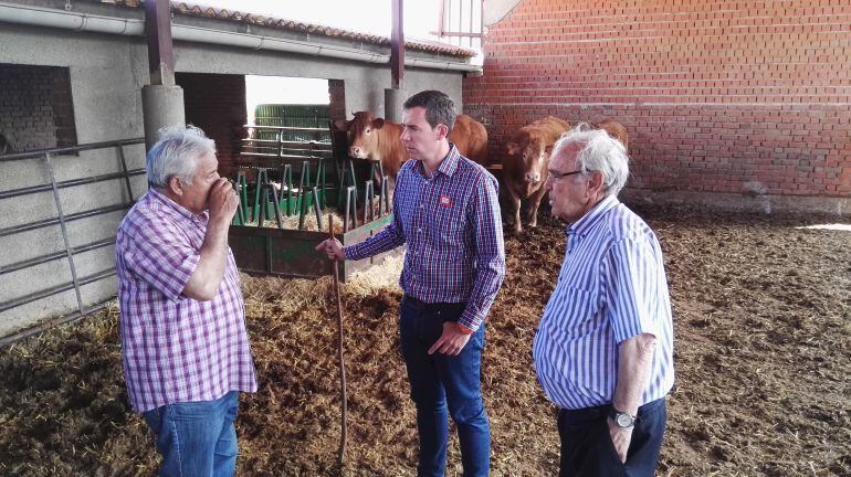 Diego Garzón visita una explotación ganadera en Barco de Ávila (Ávila)