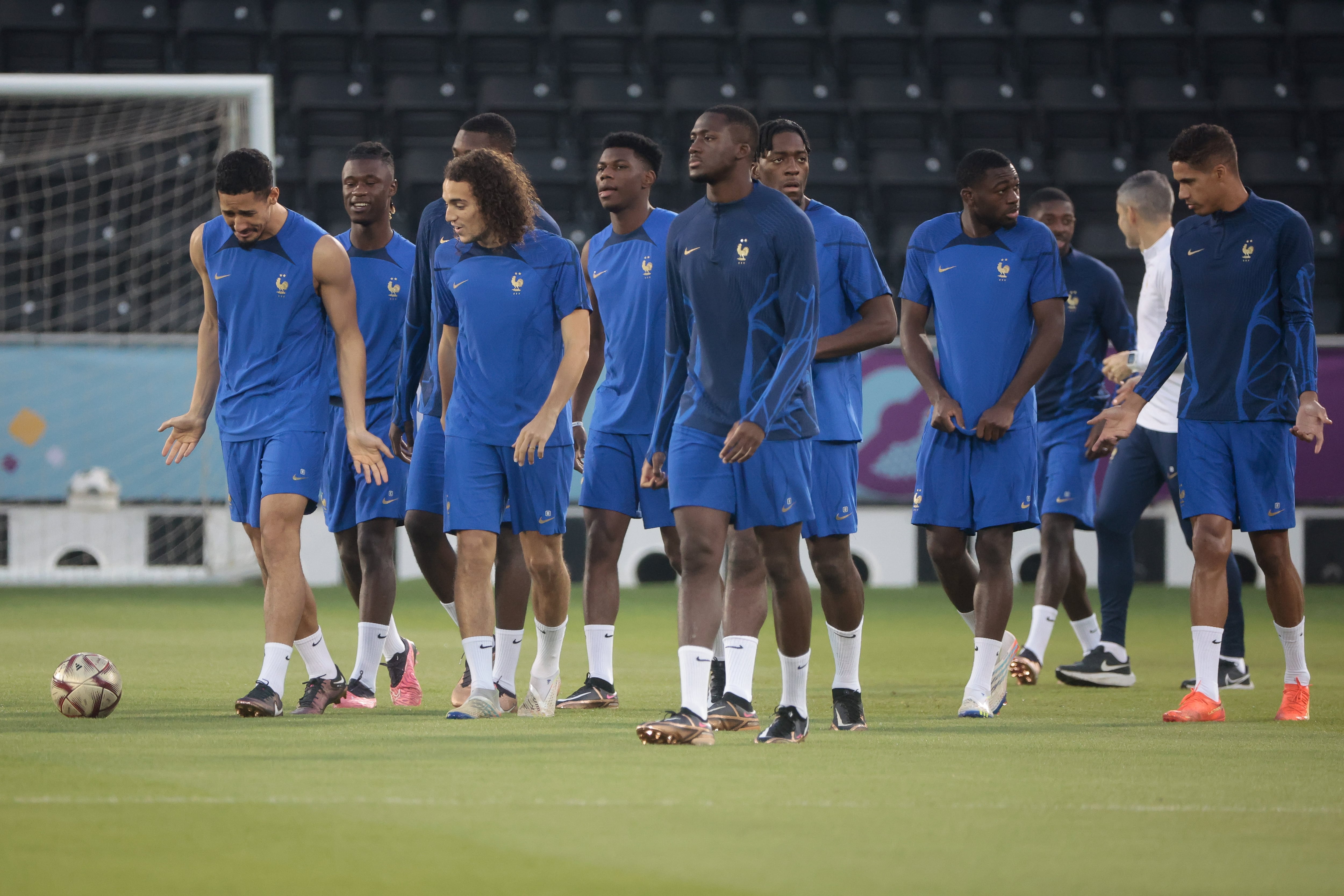 Los jugadores de la selección francesa durante el entrenamiento del equipo este sábado en el Virtual Stadium de Doha.