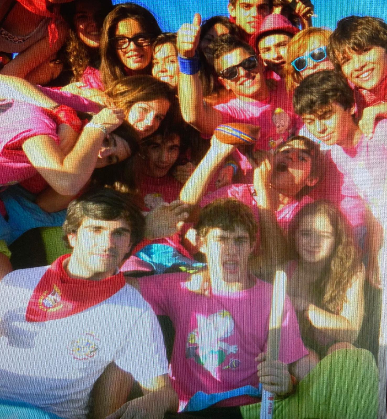 Álvaro junto a sus amigos del pueblo