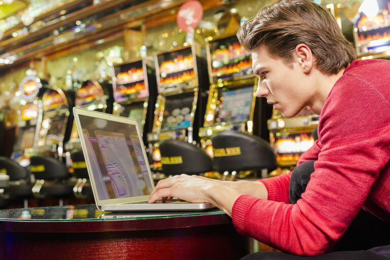 Un chaval utiliza el ordenador para hacer una apuesta &#039;on line&#039;.