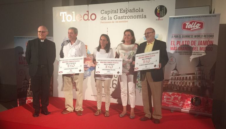 Entrega de cheques solidarios por parte de Industrias Tello