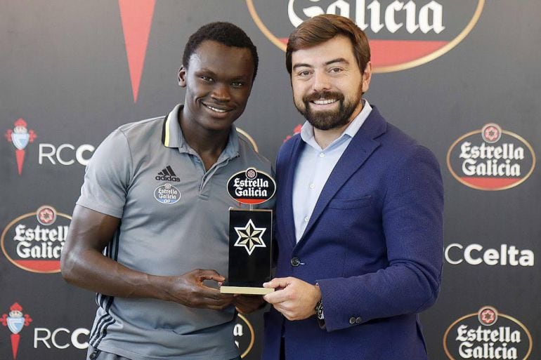 Jose Villanueva entrega el galardón de Estrella Galicia al jugador del mes Pione Sisto