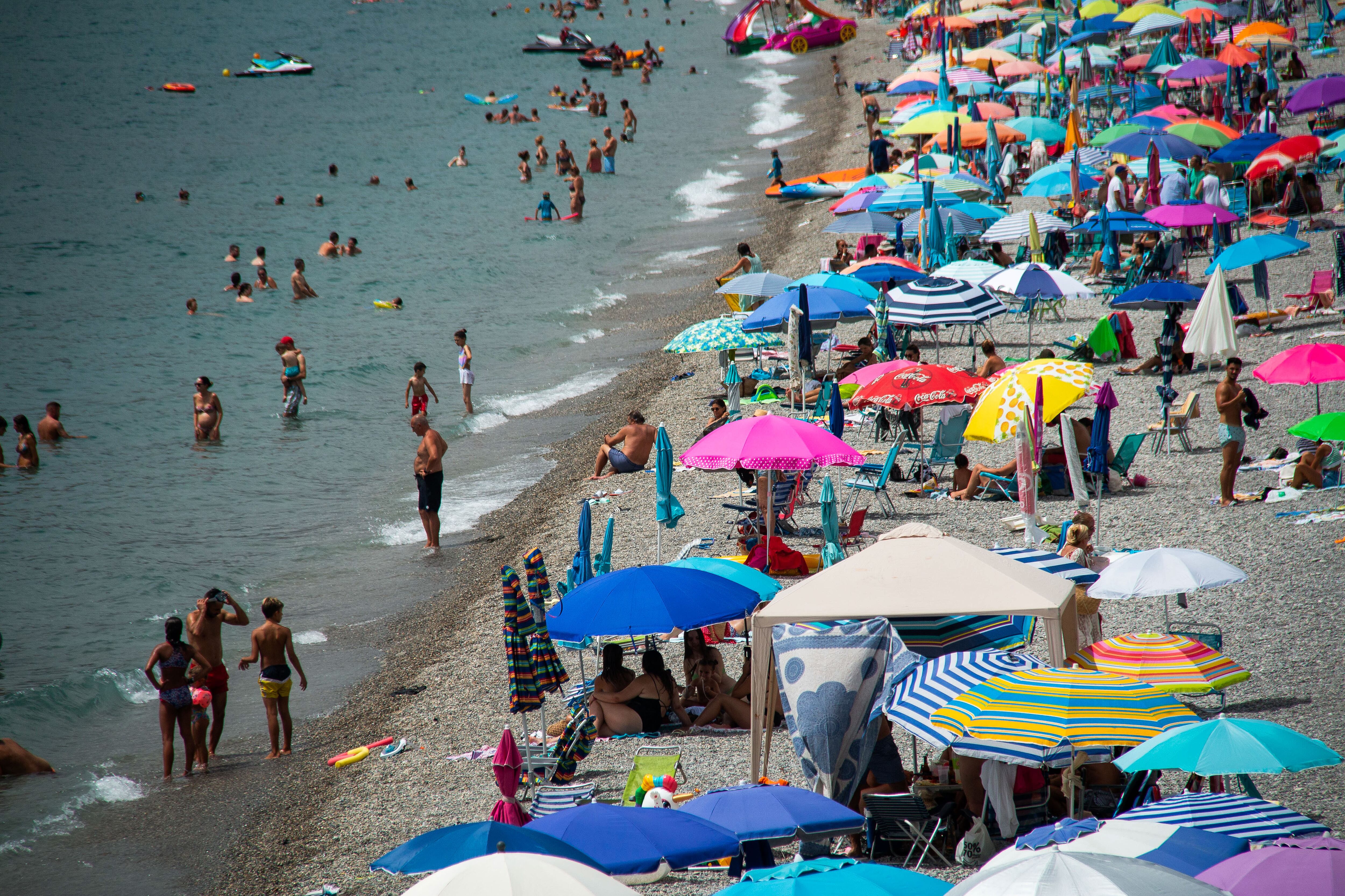 Las altas temperaturas previstas para el fin de semana dejará playas repletas.