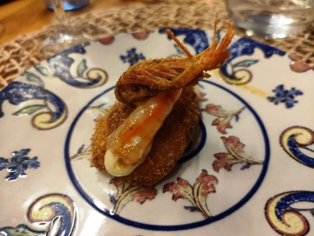 Croqueta cremosa de coral, sashimi de gamba blanca y emulsión de anchoa