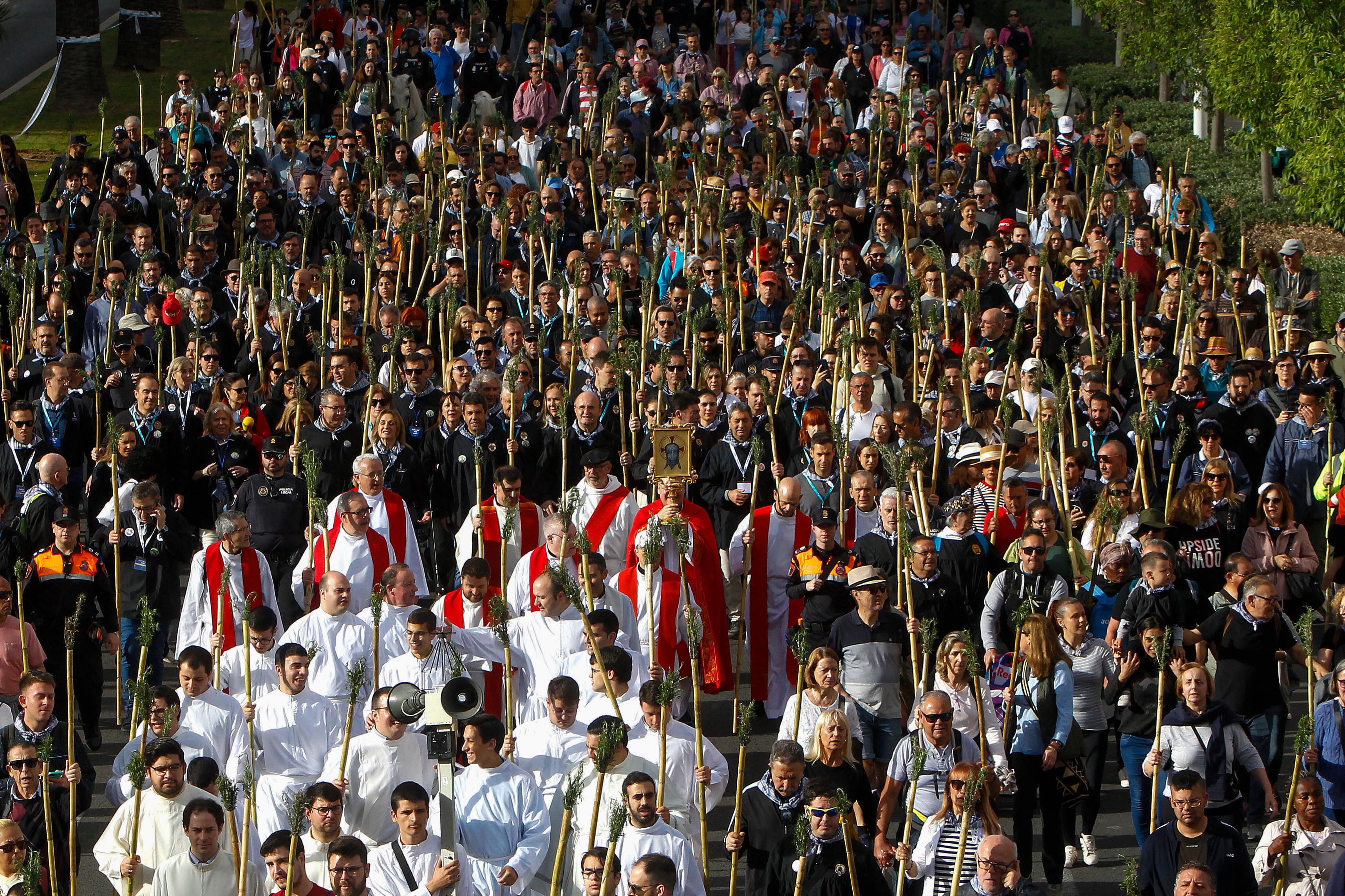 ALICANTE, 11/04/2024.- Miles de personas participan en la romería al monasterio de la Santa Faz de Alicante para venerar uno de los pliegues que usó la Verónica para secar el rostro de Jesucristo en su camino al monte Calvario, una tradición que se repite desde 1489. EFE/Morell
